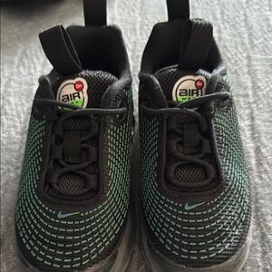 Nike Black and Green Sneakers with Modern Mesh Design